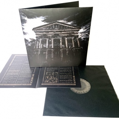 Conjunto de vinil com capa ilustrada de edifício clássico e folhas de papel com texto