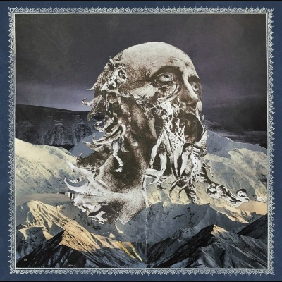 Lenço com estampa de escultura de cabeça humana e montanhas nevadas