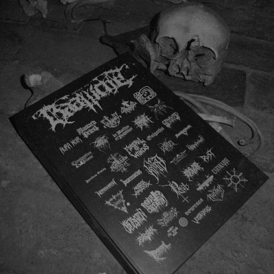 Livro preto com várias logomarcas brancas na capa ao lado de um crânio humano e ossos num ambiente escuro