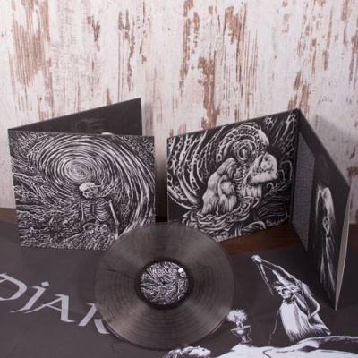 Disco de vinil transparente com capas ilustradas em preto e branco de tema sombrio