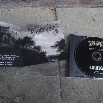 CD Evilfeast com capa em tons cinzentos e disco preto em caixa transparente
