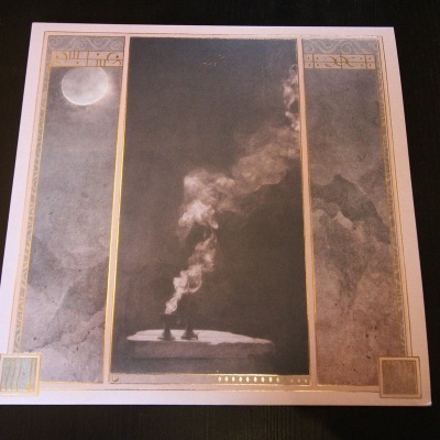 Capa de álbum de vinil com design artístico em cinza, preto e dourado com texto 'SAM JILA' e 'ART'