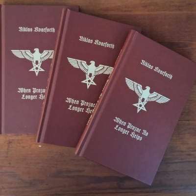 Três livros castanhos com águia branca e texto em inglês sobre mesa de madeira