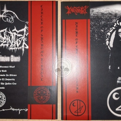 Dupla capa de álbum de vinil preto, branco e vermelho com símbolos e texto em inglês