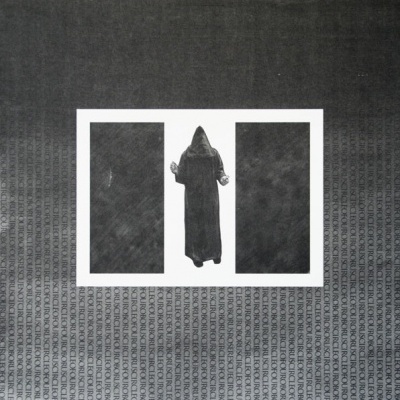 Figura com manto preto entre duas caixas pretas sobre fundo com texto repetido