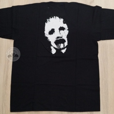 T-shirt preta com estampa branca de rosto assustador