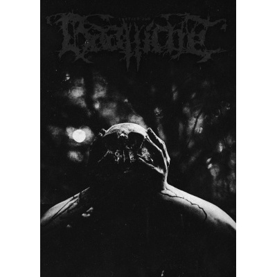 Pessoa de costas com capuz em ambiente escuro e texto ilegível no topo