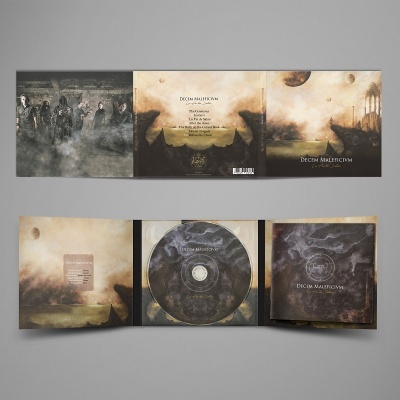 Embalagem aberta e CD do álbum DECEM MALEFICIVM com arte em tons castanhos e negros e lista de faixas.