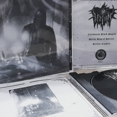 CD com capa com figura escura, texto e CD preto com logotipo branco num estojo aberto.