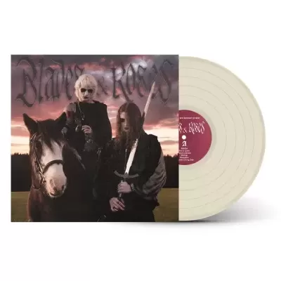 Disco de vinil branco com capa mostrando duas pessoas e um cavalo ao pôr do sol