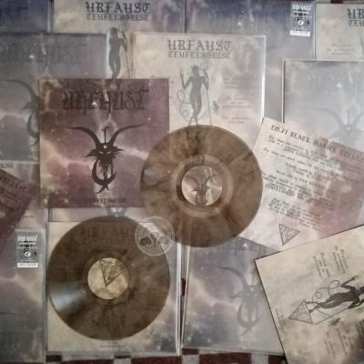 Discos de vinil transparentes e capas com o logotipo e texto URFAUST sobre superfície reflexiva