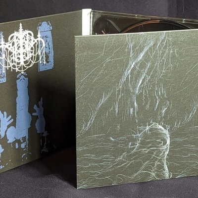 Capa gráfica de CD aberta com imagem abstrata e texto