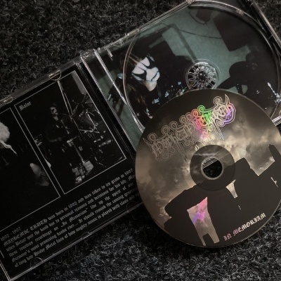 CD de música heavy metal IN MEMORIAM com capa e booklet preto e branco