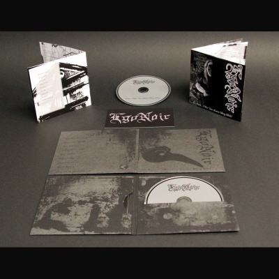 Conjunto de CDs e livretos em preto e branco com texto EwigFeuer