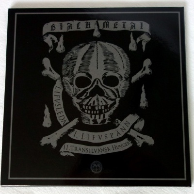 Capa de disco vinil com caveira, ossos cruzados e texto em fita