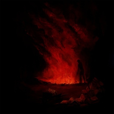 Figura sombria junto a uma grande fogueira vermelha em ambiente escuro