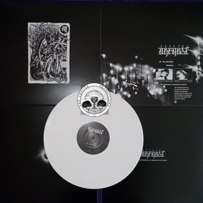 Disco de vinil branco com encarte preto e branco de banda UNHEILIG