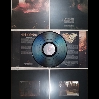 Conjunto de discos em vinil e capas com arte escura e textos em inglês de uma banda chamada Moonflares