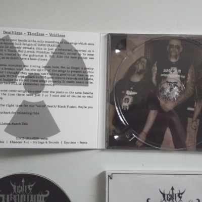 CD com capa transparente e texto explicativo sobre álbum Deathless - Timeless - Voidless.