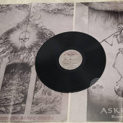 Disco de vinil com ilustrações em preto e branco e texto em português.