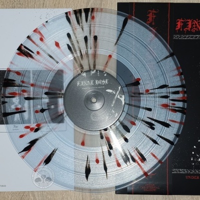 Vinil transparente com gotas vermelhas e pretas e capas preta e branca com texto e imagens da banda