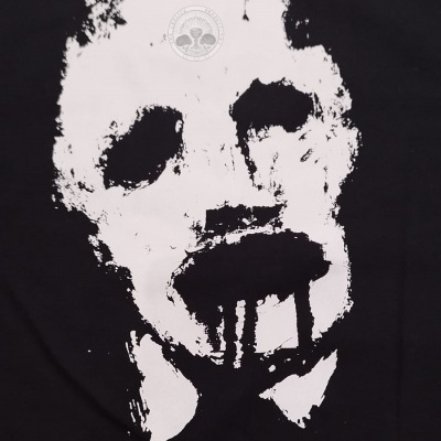 T-shirt preta com estampa branca de rosto estilizado com manchas semelhantes a sangue.