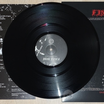 Vinil preto com capa preta e branca e folhas interiores com letras das músicas.