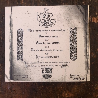 Capa de álbum ou CD com texto em holandês e português sobre superfície de madeira