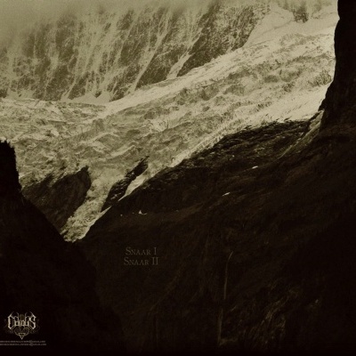 Paisagem montanhosa com neve e texto impresso em tons sépia