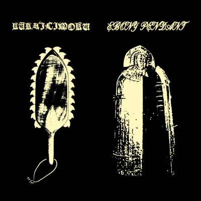 Imagem de concha de búzio e pendente de madeira ebano com legendas em fonte antiga