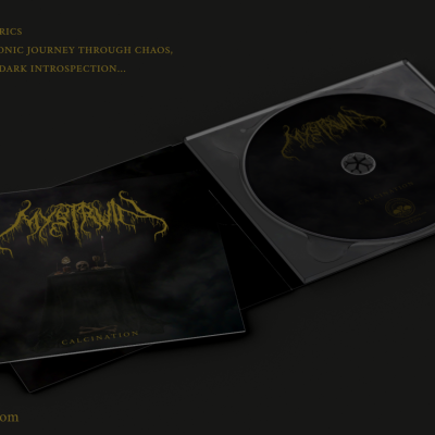 Digipack preto com disco e livreto com texto amarelo sobre fundo escuro