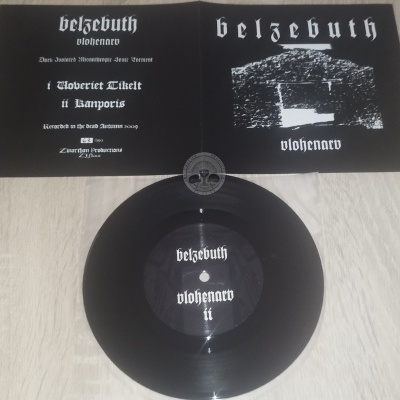 Vinil preto com capa preta e branca com texto gótico e imagem abstrata