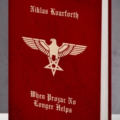 Livro vermelho com título, autor e desenho dourados na capa