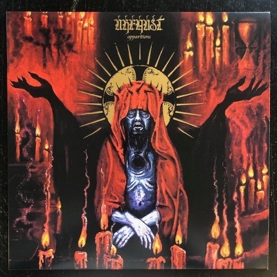 Capa de álbum de vinil com figura mística e velas acesas em tons vermelhos e pretos.