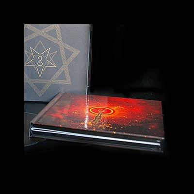 Dois CD cases, uma capa vermelha com padrão circular de luz e outra cinza com padrão geométrico e número 8