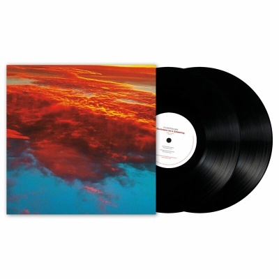 Dois discos de vinil pretos e capa com imagem de nuvens coloridas em vermelho, laranja e azul