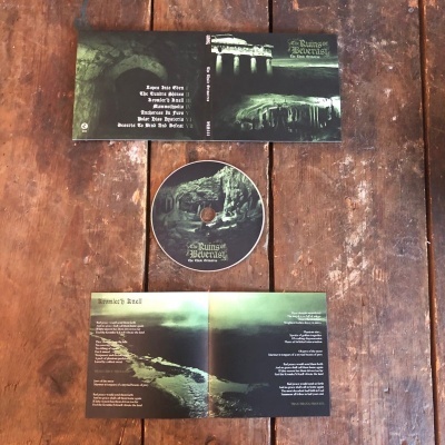 Conjunto de CD 'The Ruins of Beverast - The Thule Grimoires' com capa, disco e folheto em tons escuros. 