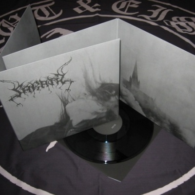 Álbum de vinil preto com capa cinza, fundo preto com texto circular branco.