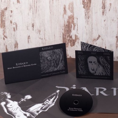 Conjunto musical com capa preta, CD e ilustrações monocromáticas