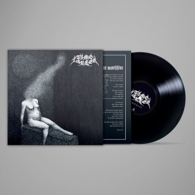 Disco de vinil preto com capa artística a preto e cinza com figura humana e encarte com texto em francês.