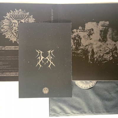 Conjunto de capas pretas com texto e imagem