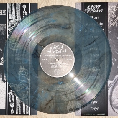 Disco vinil transparente com capa desdobrável e arte sombria em preto e branco