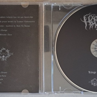 CD preto com texto branco e capa com texto em branco