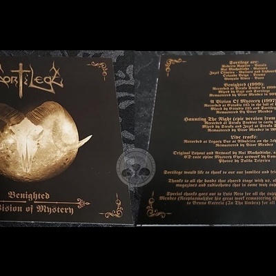 Capa de álbum de vinil dupla da banda Nortt com texto dourado em fundo preto e imagem de caveira