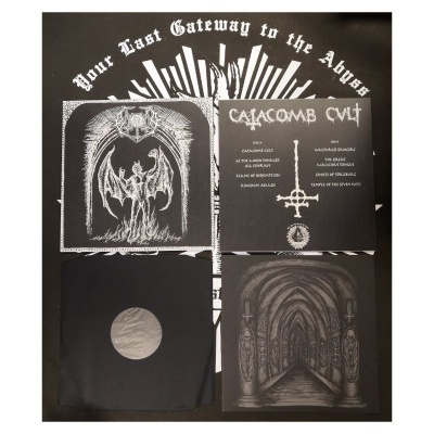 Elementos em preto e branco com desenho demoníaco, folheto Catacomb Cvlt, capa com selo prateado e ilustração gótica