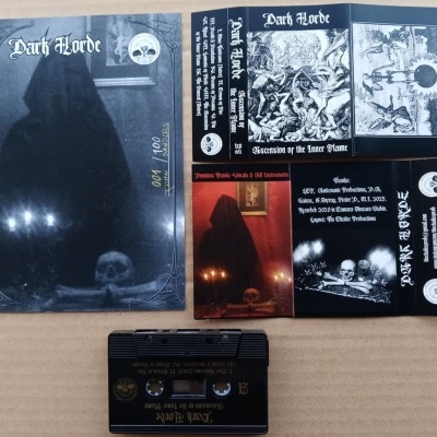 Cassete musical Dark Horde com capa e folhetos em tons pretos e brancos com imagens sombrias