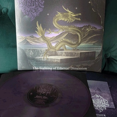 Disco de vinil roxo com capa de dragão dourado e texto The Sighting of Ethereal Dimension