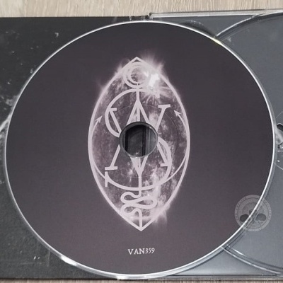 Estojo aberto de CD preto com CD roxo escuro e design branco