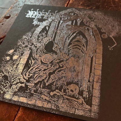 Capa de álbum de vinil gótico preta com desenho prateado