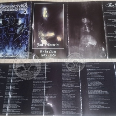 Capas e encarte de álbum musical com tema sombrio e texto em inglês